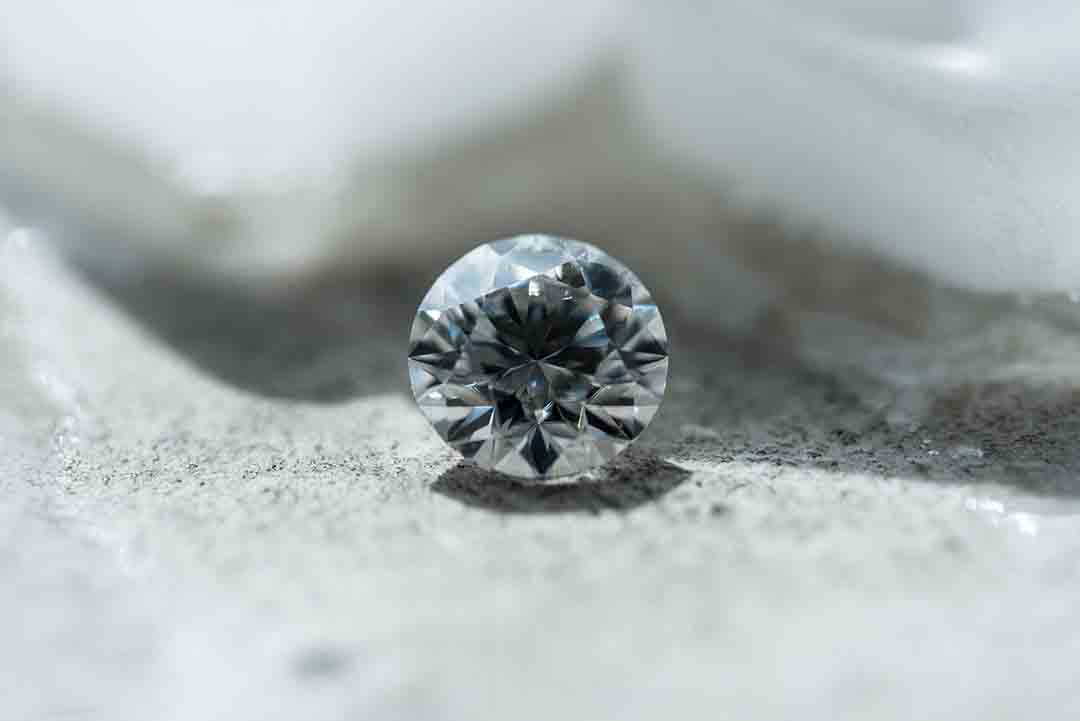 Lab Grown Diamonds vs Moissanite vs Cubic Zirconia - What's the Difference? - Vena Nova